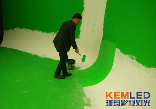 KEMLED珂瑪陳工正在為湖南師范大學校園電視臺刷漆中（二）