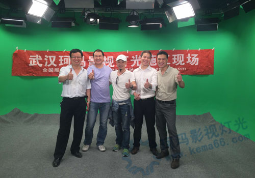 珂瑪全體工作人員和長(zhǎng)江牛至導(dǎo)演合影